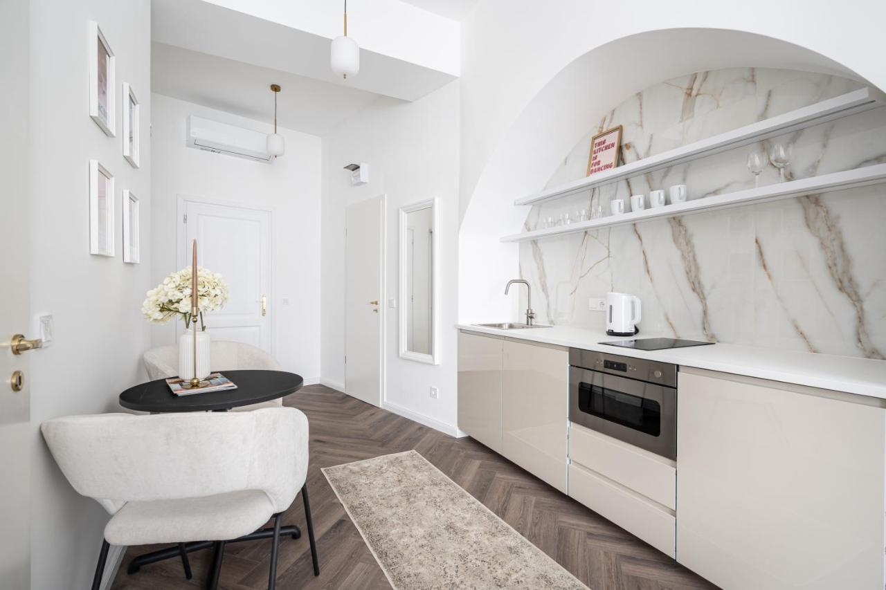 E13 - Grand Boulevard Heritage Suite - Best Location By Bqa Budapest Exterior foto