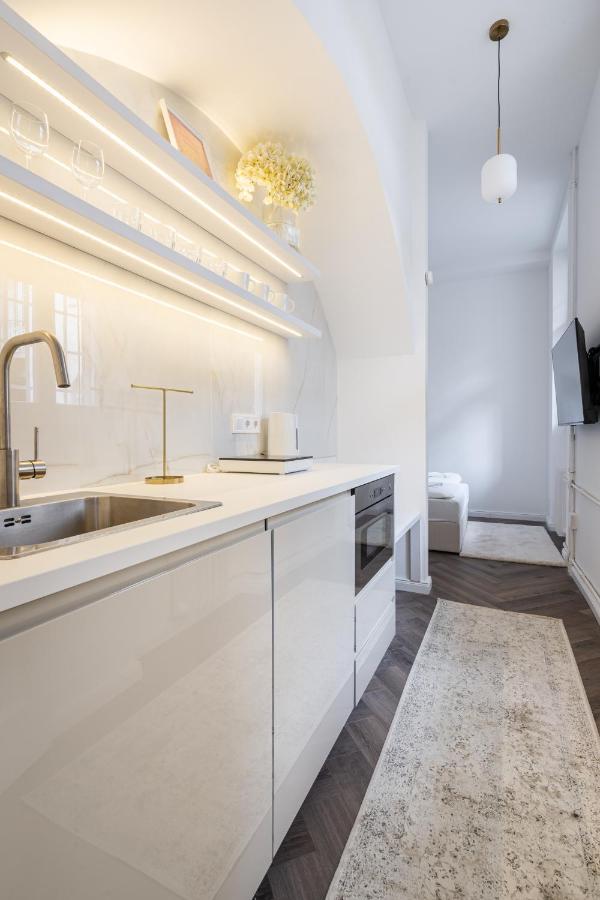 E13 - Grand Boulevard Heritage Suite - Best Location By Bqa Budapest Exterior foto